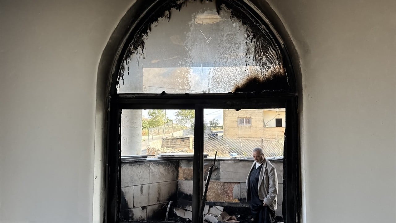 Foto - Hiçbir kutsalı olmayan lanetli kavim cami yaktı