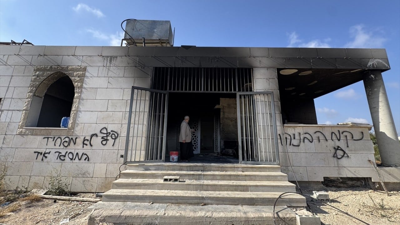 Foto - Hiçbir kutsalı olmayan lanetli kavim cami yaktı