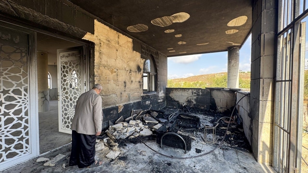 Foto - Hiçbir kutsalı olmayan lanetli kavim cami yaktı
