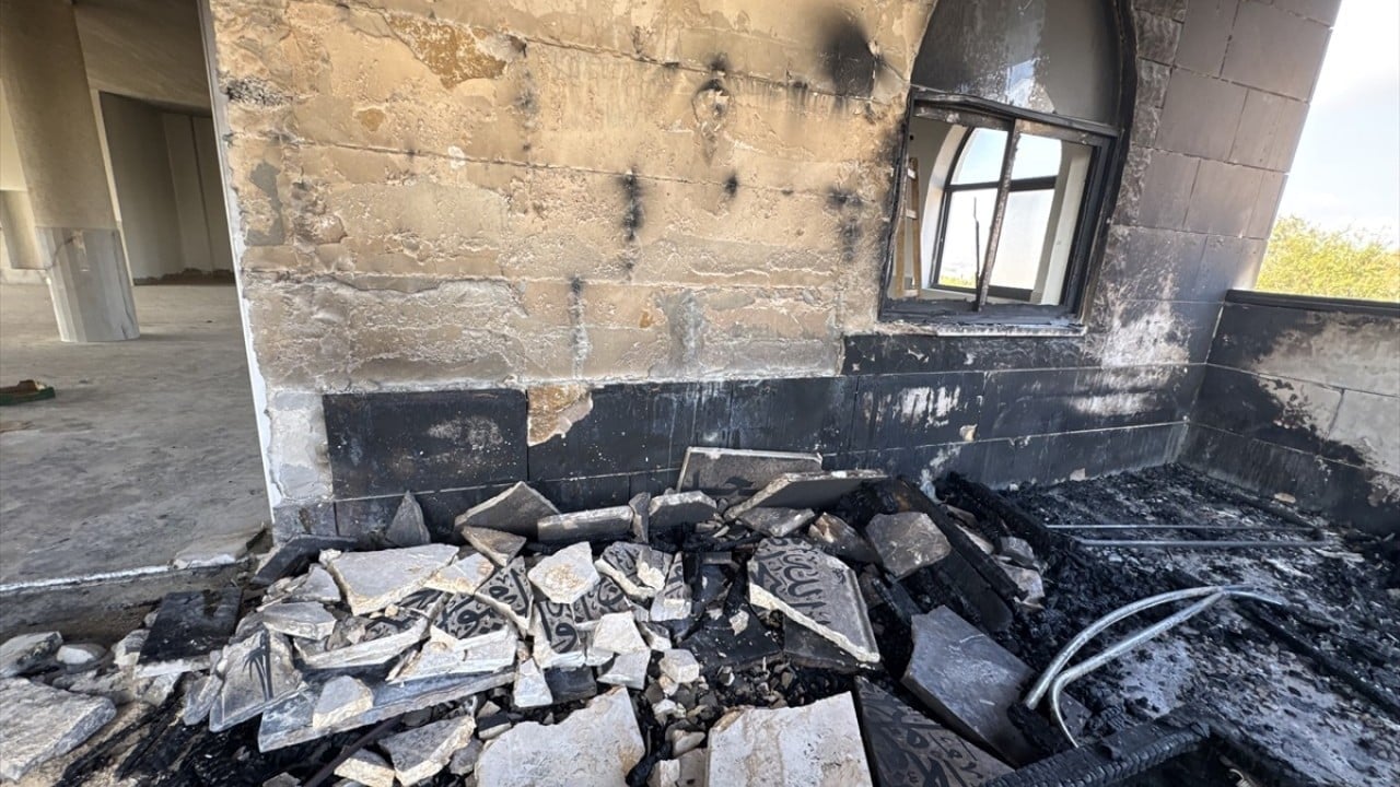 Foto - Hiçbir kutsalı olmayan lanetli kavim cami yaktı