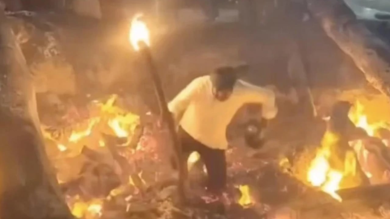 Foto - Hindistan'da feci olay: İzleyenlerin gözü önünde yandı!