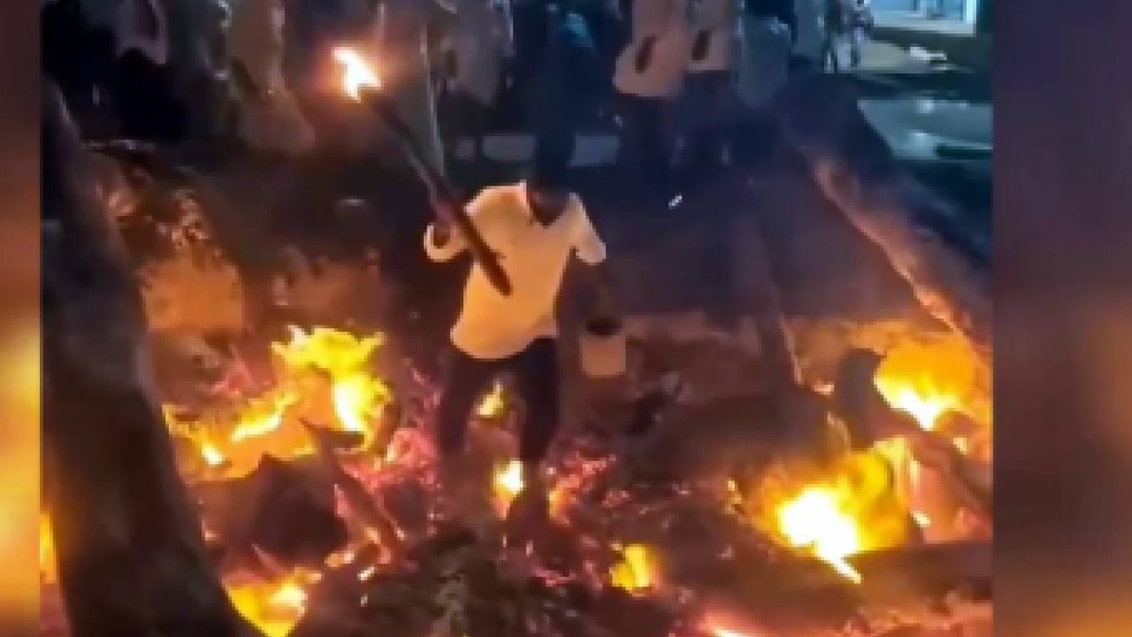 Foto - Hindistan'da feci olay: İzleyenlerin gözü önünde yandı!
