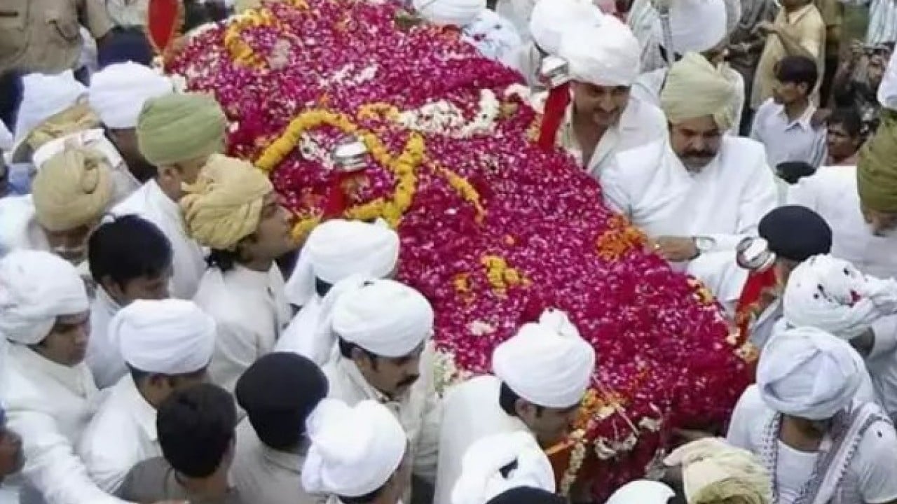 Foto - Cenaze sırasında bir anda ayağa kalktı! Törene gelenler neye uğradığını şaşırdı!