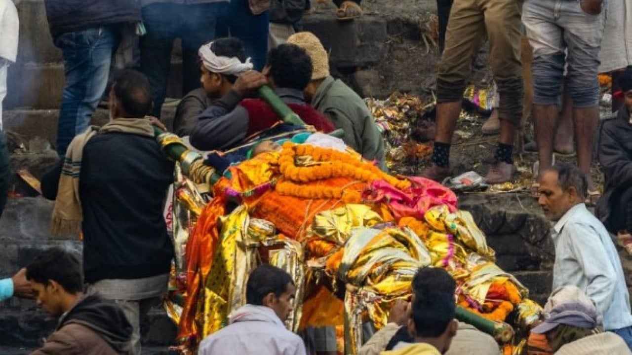 Foto - Cenaze sırasında bir anda ayağa kalktı! Törene gelenler neye uğradığını şaşırdı!