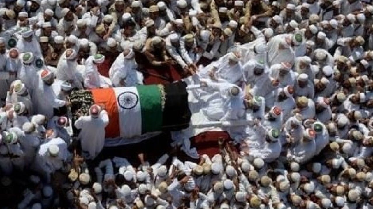 Foto - Cenaze sırasında bir anda ayağa kalktı! Törene gelenler neye uğradığını şaşırdı!