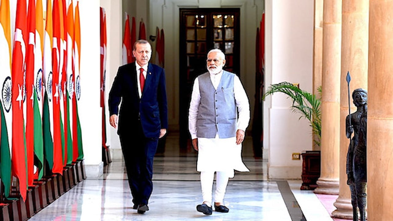 Foto - Hint basını haberde Türkiye'nin Hindistan'ı engellediğini yazdı! Skandala çevirdiği olay: 6 Adet Apaçi helikopteri