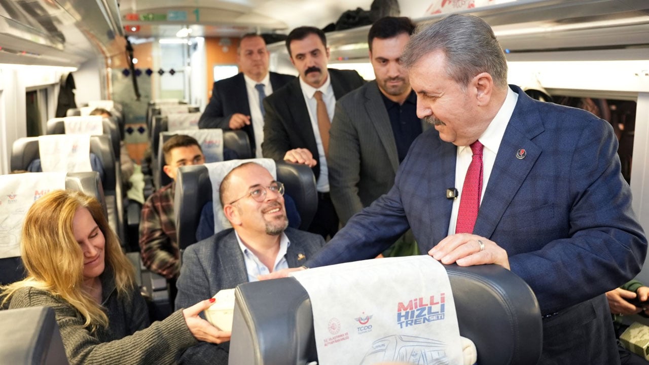 Foto - Hızlı trende Destici srüprizi! Sivas’tan dönen tüm yolculara kandil simidi dağıttı