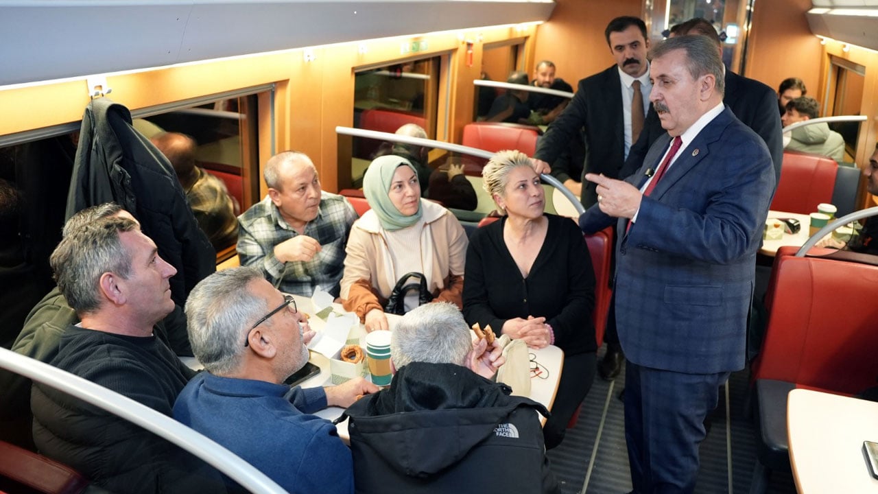 Hızlı trende Destici srüprizi! Sivas’tan dönen tüm yolculara kandil simidi dağıttı