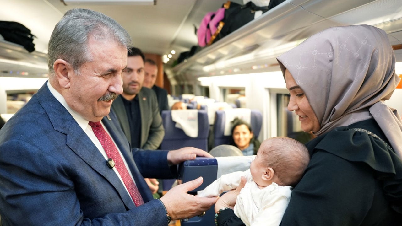 Foto - Hızlı trende Destici srüprizi! Sivas’tan dönen tüm yolculara kandil simidi dağıttı