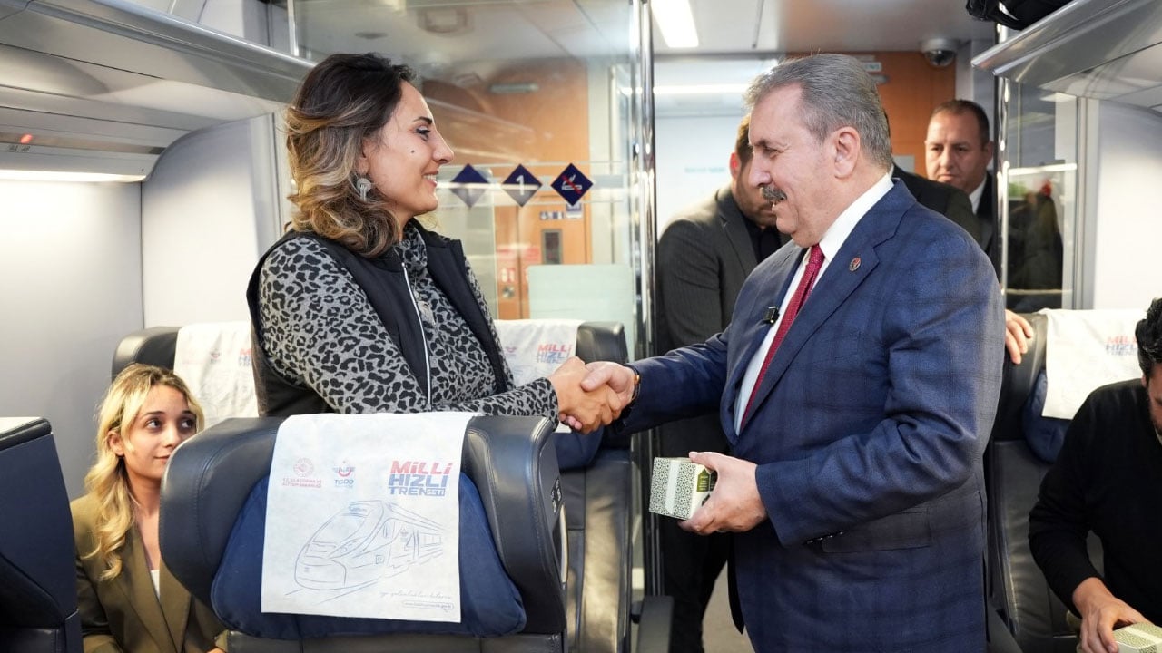 Foto - Hızlı trende Destici srüprizi! Sivas’tan dönen tüm yolculara kandil simidi dağıttı