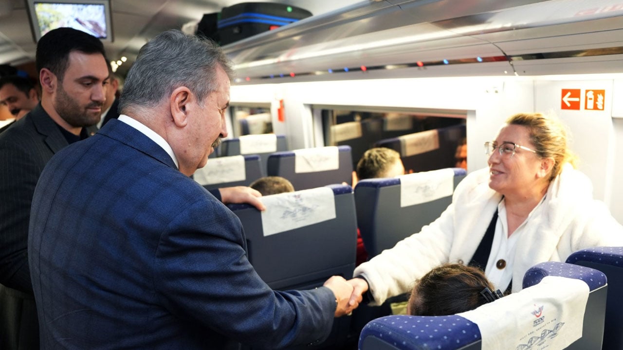 Foto - Hızlı trende Destici srüprizi! Sivas’tan dönen tüm yolculara kandil simidi dağıttı