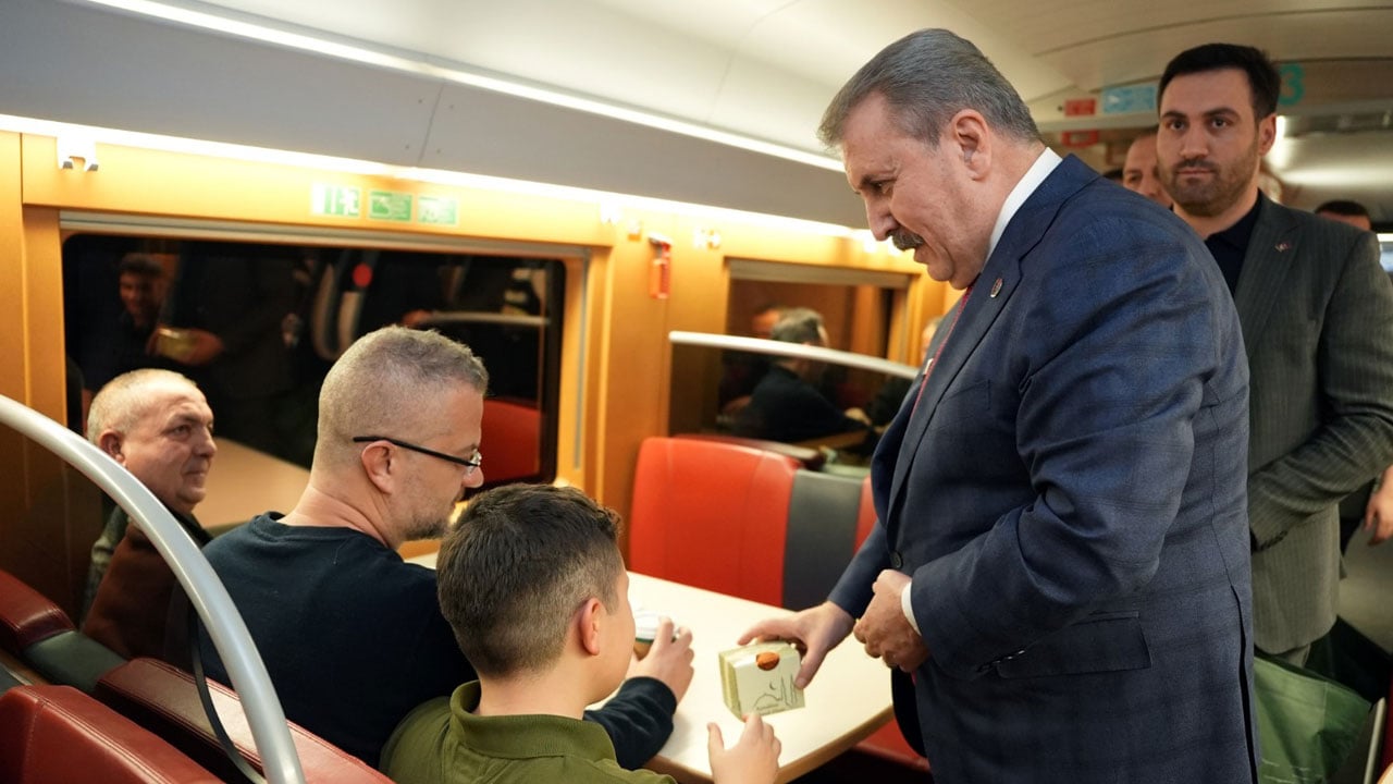 Foto - Hızlı trende Destici srüprizi! Sivas’tan dönen tüm yolculara kandil simidi dağıttı