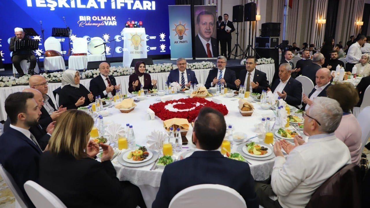 Foto - Bakan Göktaş ve beraberindeki AK Partililerden yoğun mesai