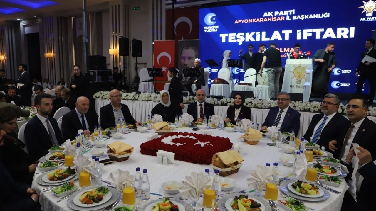 Foto - Bakan Göktaş ve beraberindeki AK Partililerden yoğun mesai