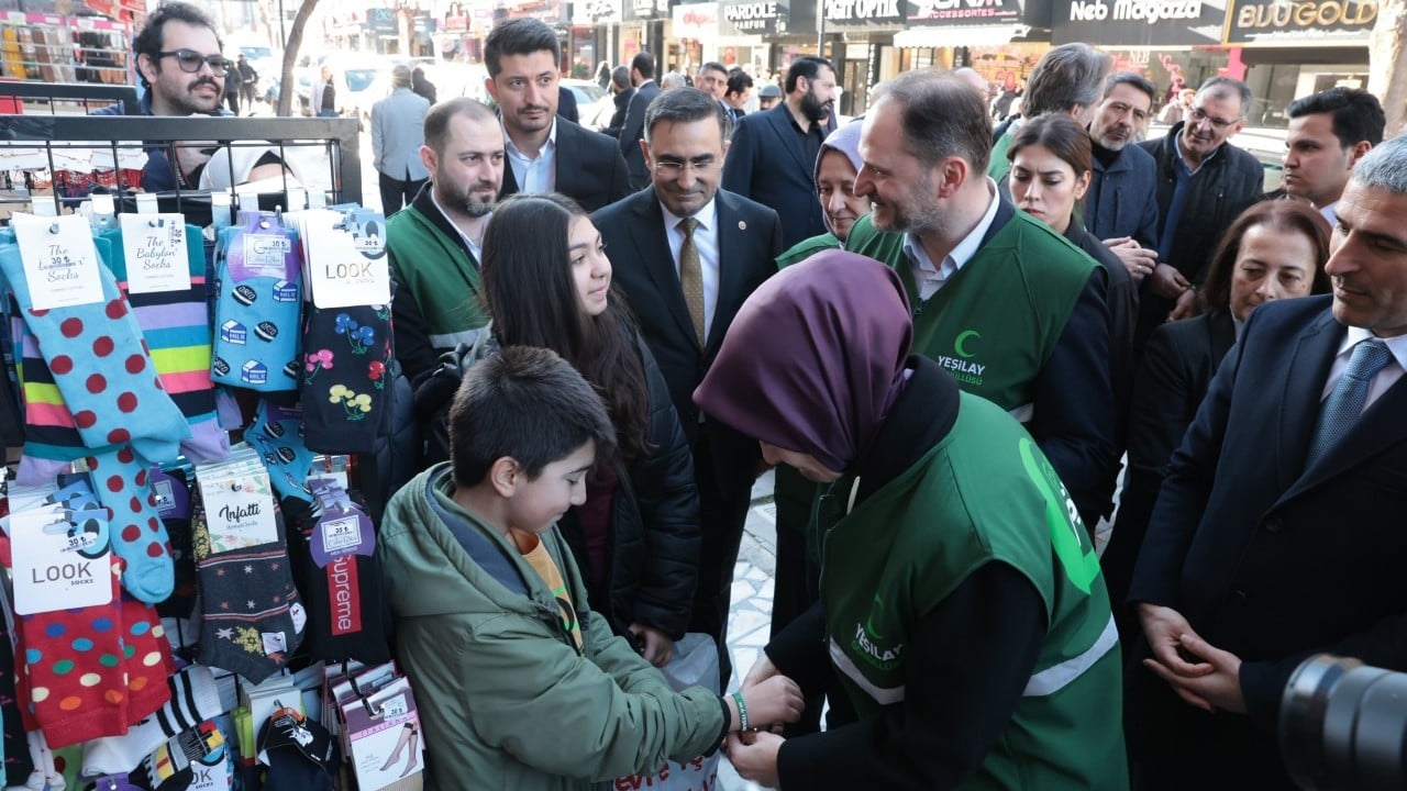 Foto - Bakan Göktaş ve beraberindeki AK Partililerden yoğun mesai