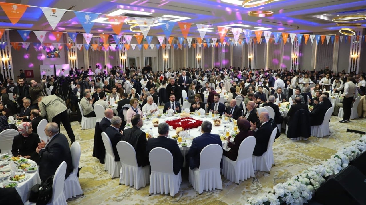 Foto - Bakan Göktaş ve beraberindeki AK Partililerden yoğun mesai