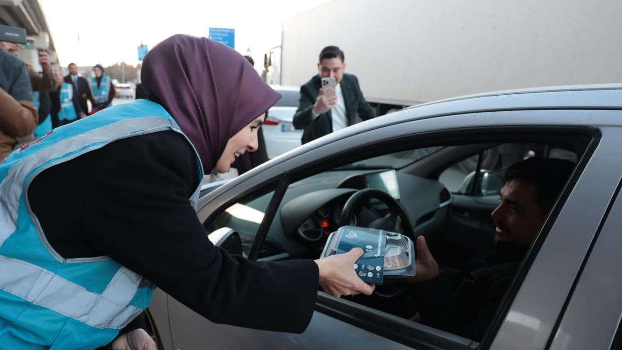 Foto - Bakan Göktaş ve beraberindeki AK Partililerden yoğun mesai