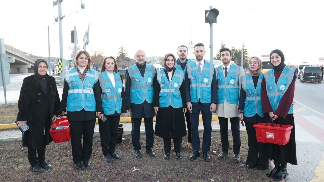 Foto - Bakan Göktaş ve beraberindeki AK Partililerden yoğun mesai