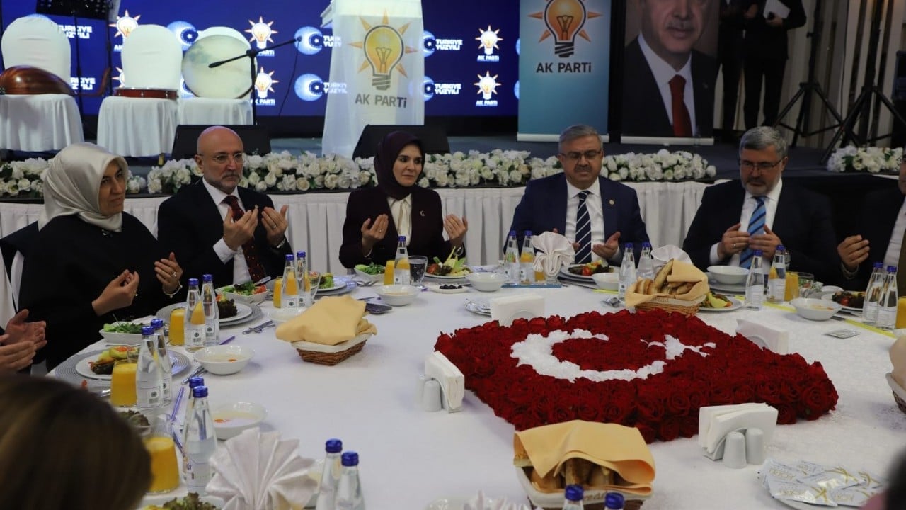 Foto - Bakan Göktaş ve beraberindeki AK Partililerden yoğun mesai