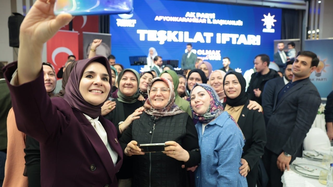 Foto - Bakan Göktaş ve beraberindeki AK Partililerden yoğun mesai