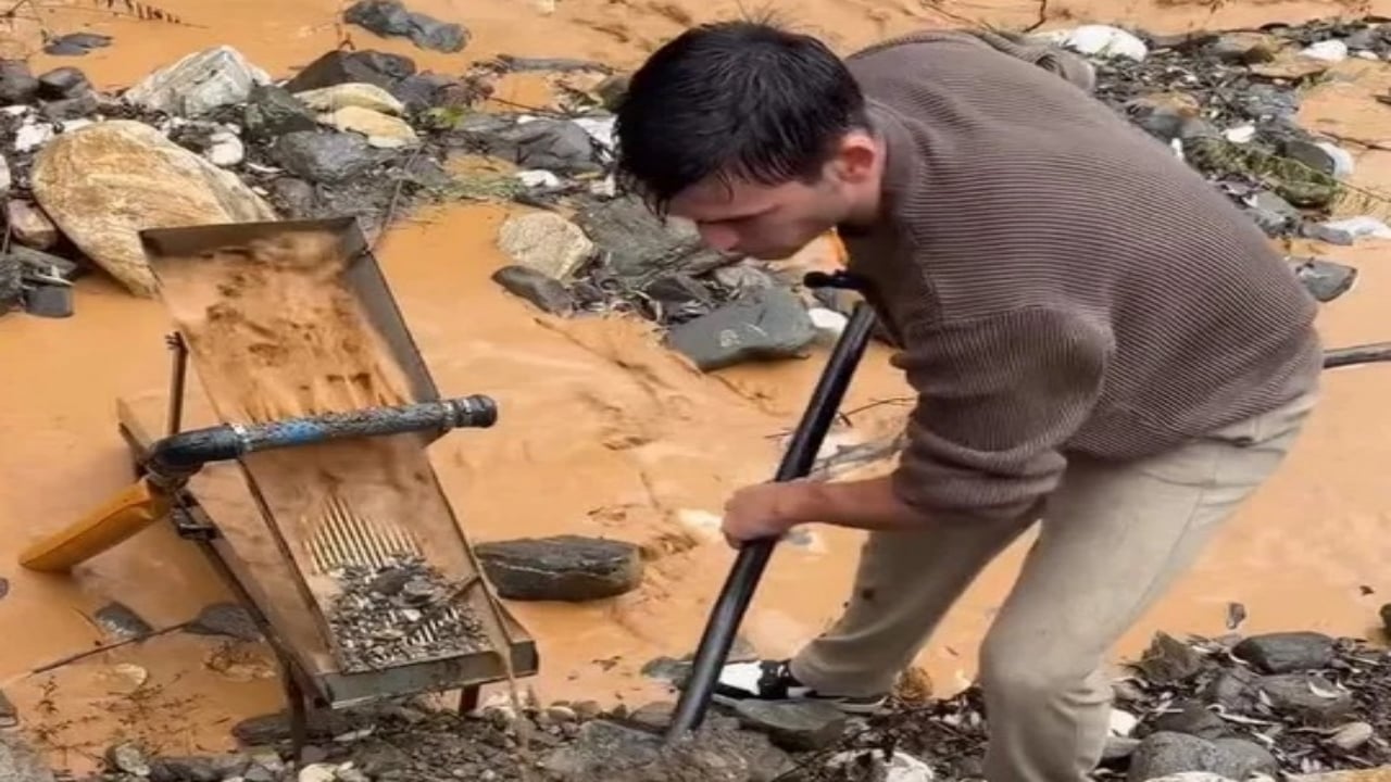 Foto - Hobi diye başladı, İstanbul’un göbeğinde saatte 2 gram altın çıkardı! Dereleri karış karış arıyor, haftada tam 13 gram buluyor