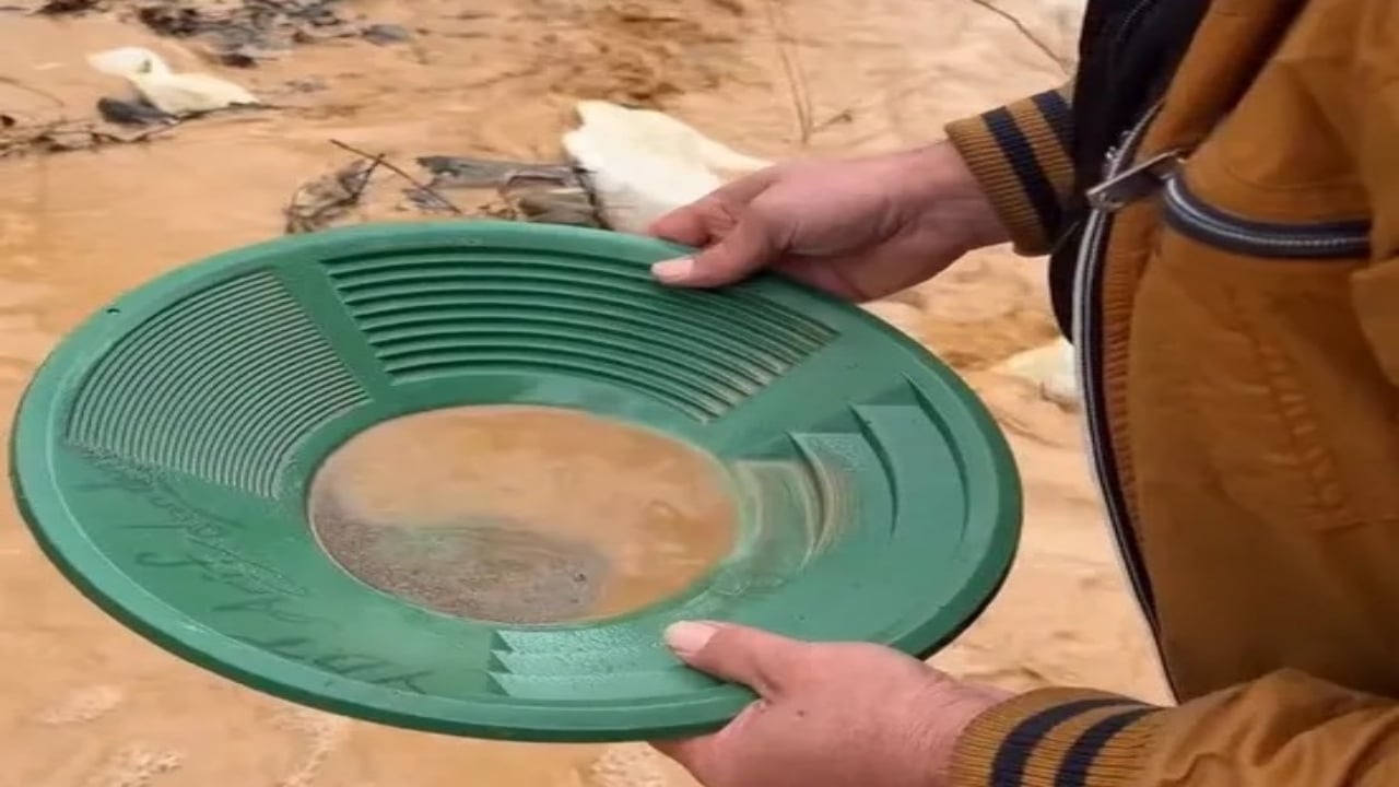 Foto - Hobi diye başladı, İstanbul’un göbeğinde saatte 2 gram altın çıkardı! Dereleri karış karış arıyor, haftada tam 13 gram buluyor