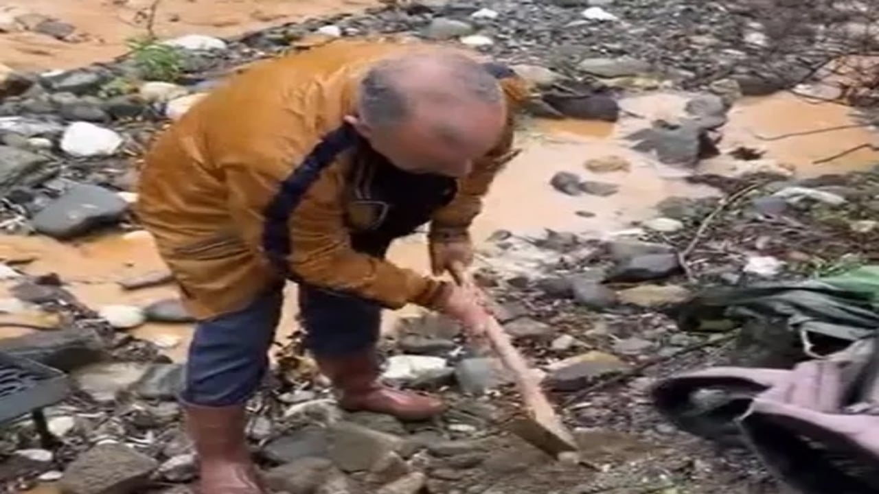 Foto - Hobi diye başladı, İstanbul’un göbeğinde saatte 2 gram altın çıkardı! Dereleri karış karış arıyor, haftada tam 13 gram buluyor