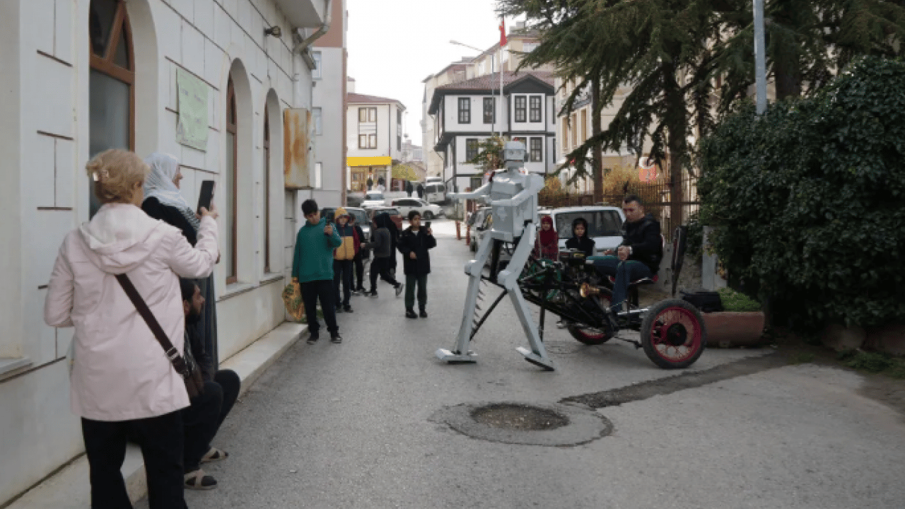 Foto - Hurda malzemelerle robot yaptı! 'Ataman 666' adını verdiği robot insan taşıyor