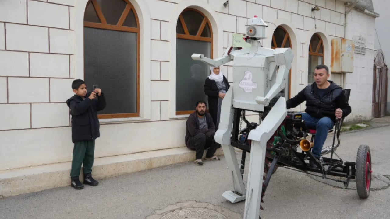 Foto - Hurda malzemelerle robot yaptı! 'Ataman 666' adını verdiği robot insan taşıyor