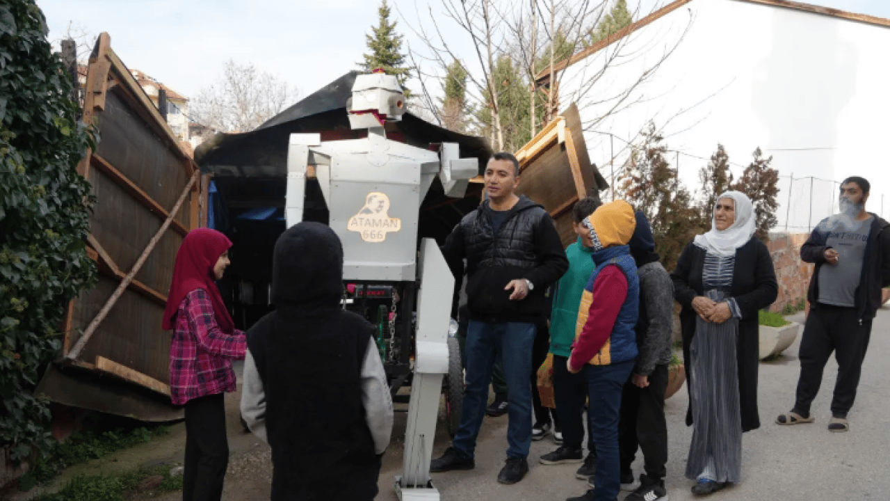 Foto - Hurda malzemelerle robot yaptı! 'Ataman 666' adını verdiği robot insan taşıyor