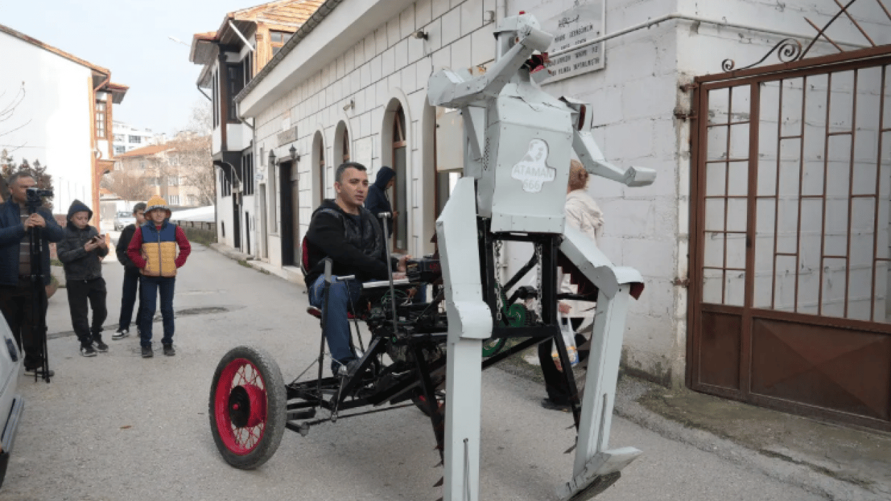 Foto - Hurda malzemelerle robot yaptı! 'Ataman 666' adını verdiği robot insan taşıyor