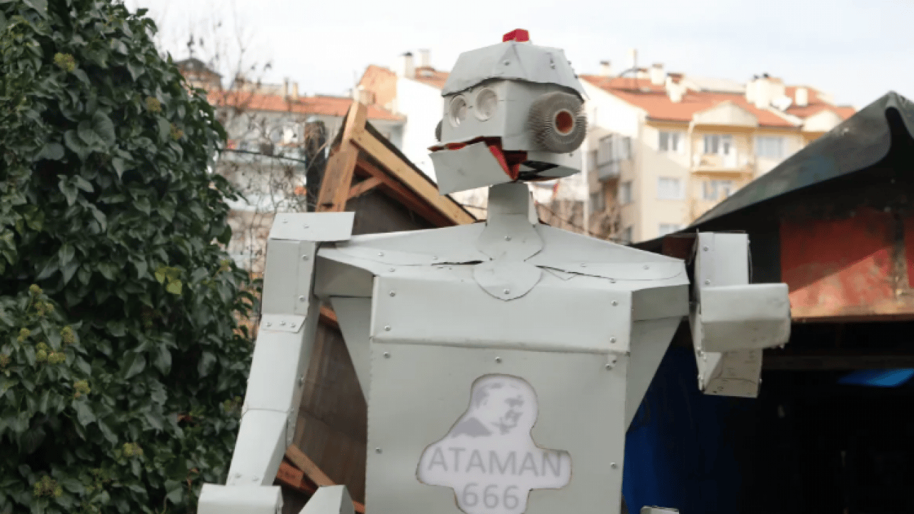 Foto - Hurda malzemelerle robot yaptı! 'Ataman 666' adını verdiği robot insan taşıyor
