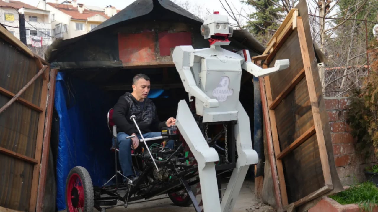 Foto - Hurda malzemelerle robot yaptı! 'Ataman 666' adını verdiği robot insan taşıyor