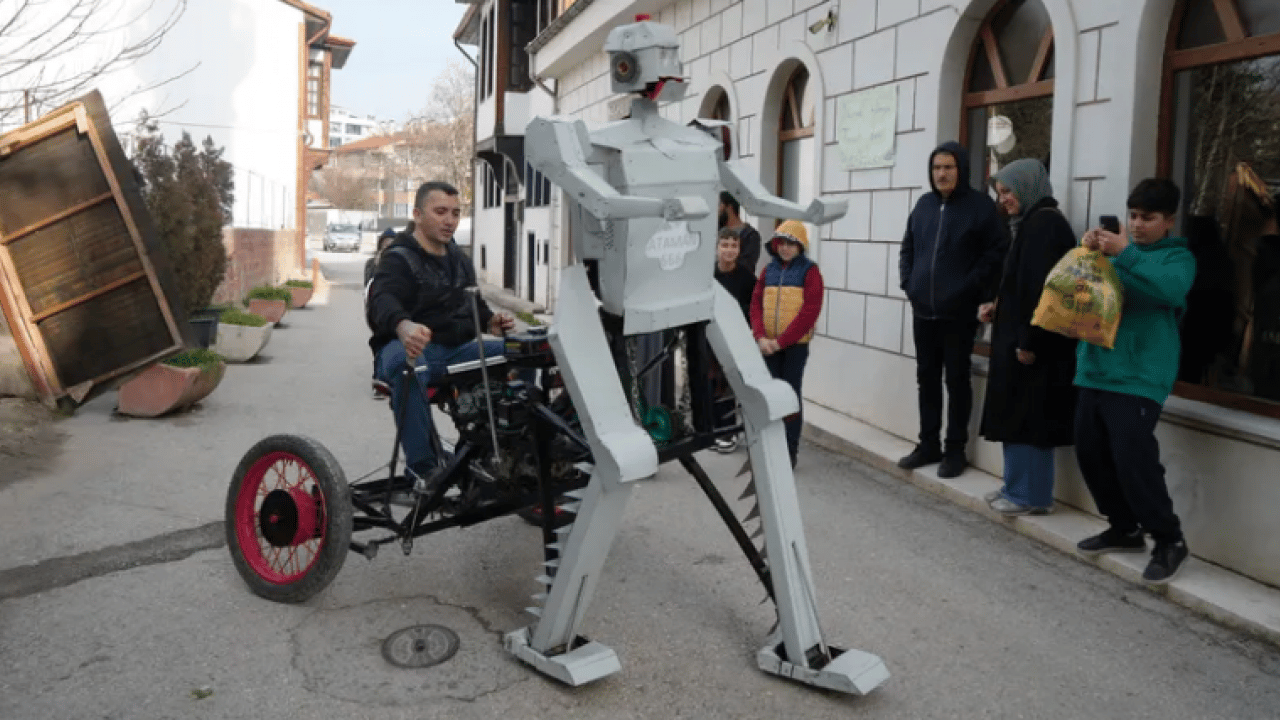 Hurda malzemelerle robot yaptı! 'Ataman 666' adını verdiği robot insan taşıyor