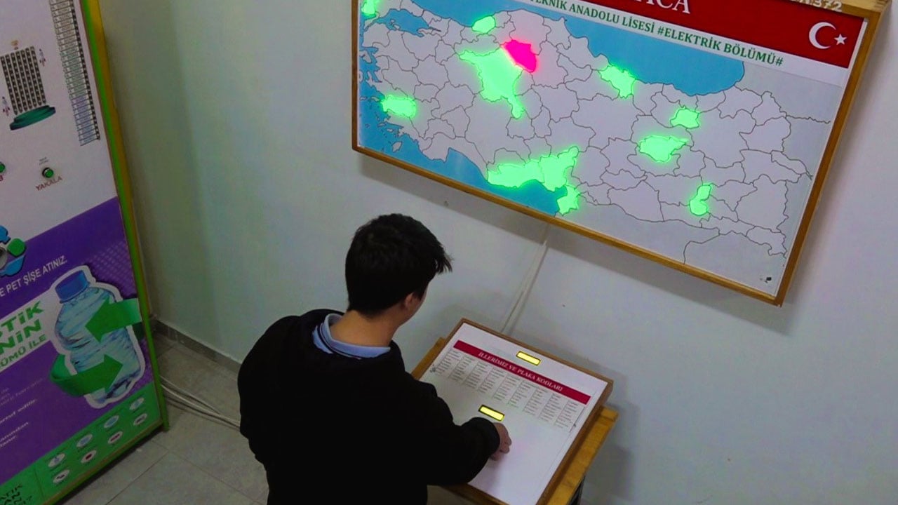 Foto - Hurda parçalar sınıfa dönüştü! 50 öğrenci teneffüste bunu oynuyor 