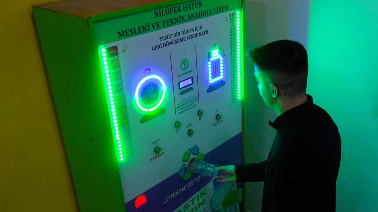 Foto - Hurda parçalar sınıfa dönüştü! 50 öğrenci teneffüste bunu oynuyor 