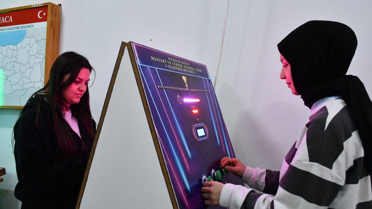 Hurda parçalar sınıfa dönüştü! 50 öğrenci teneffüste bunu oynuyor 