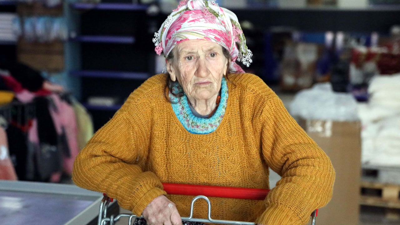 Foto - Hurdacı kadının hassasiyeti gözleri yaşarttı! Belediye kartını bakın ne yaptı