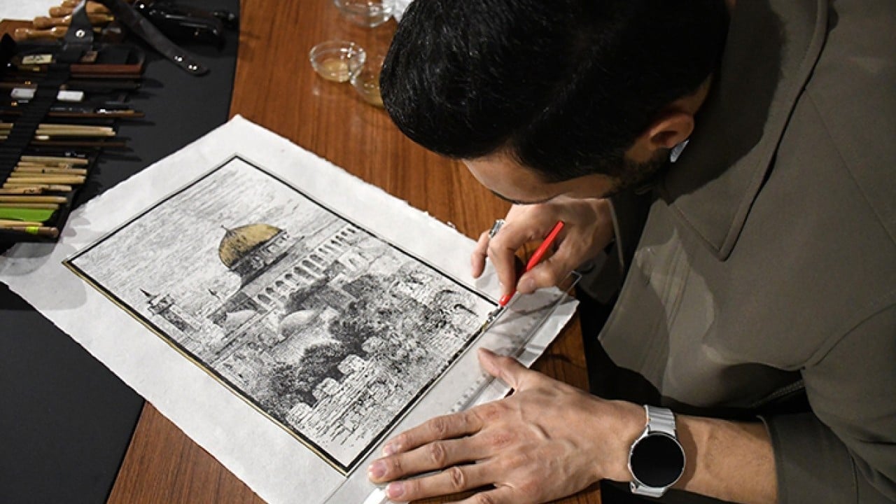 Foto - İbadete kapatılan Mescid-i Aksa'yı kağıda nakşediyor