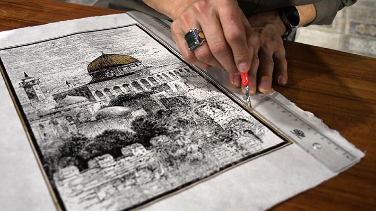 Foto - İbadete kapatılan Mescid-i Aksa'yı kağıda nakşediyor