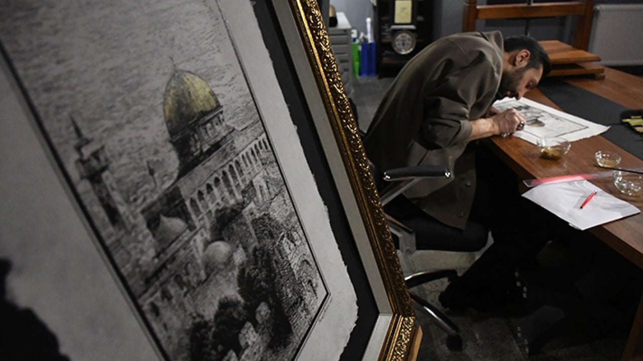 Foto - İbadete kapatılan Mescid-i Aksa'yı kağıda nakşediyor