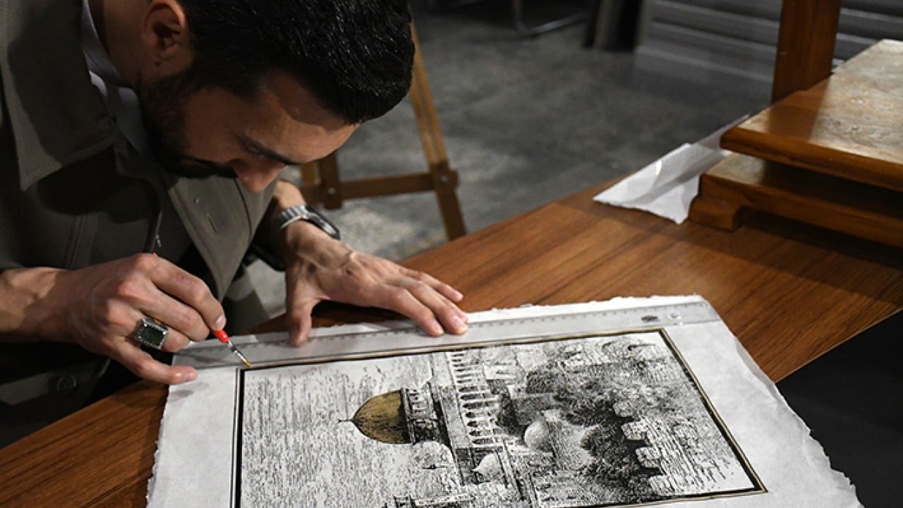 Foto - İbadete kapatılan Mescid-i Aksa'yı kağıda nakşediyor