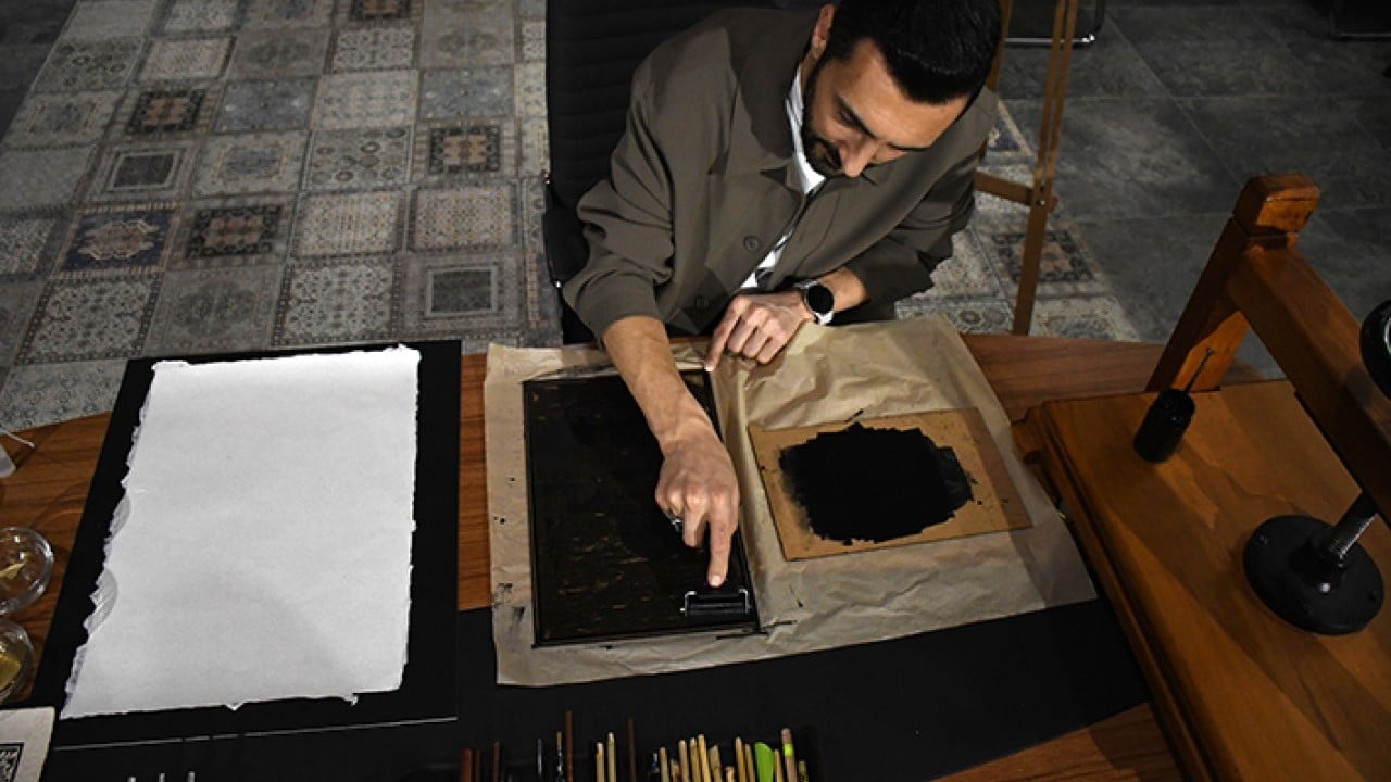 Foto - İbadete kapatılan Mescid-i Aksa'yı kağıda nakşediyor