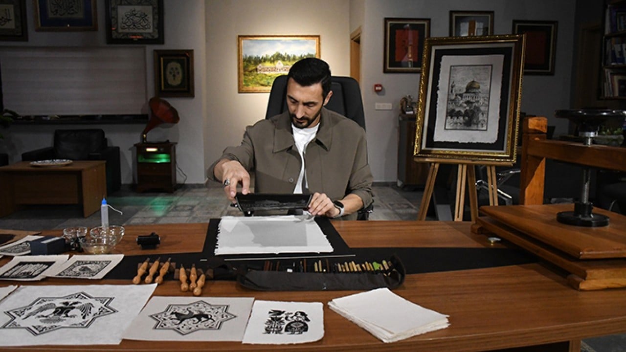 Foto - İbadete kapatılan Mescid-i Aksa'yı kağıda nakşediyor