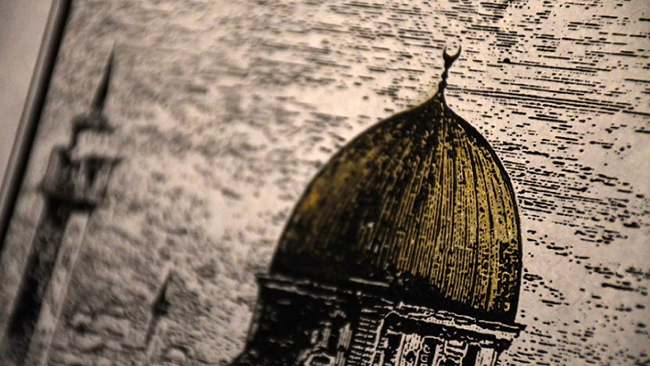 İbadete kapatılan Mescid-i Aksa'yı kağıda nakşediyor