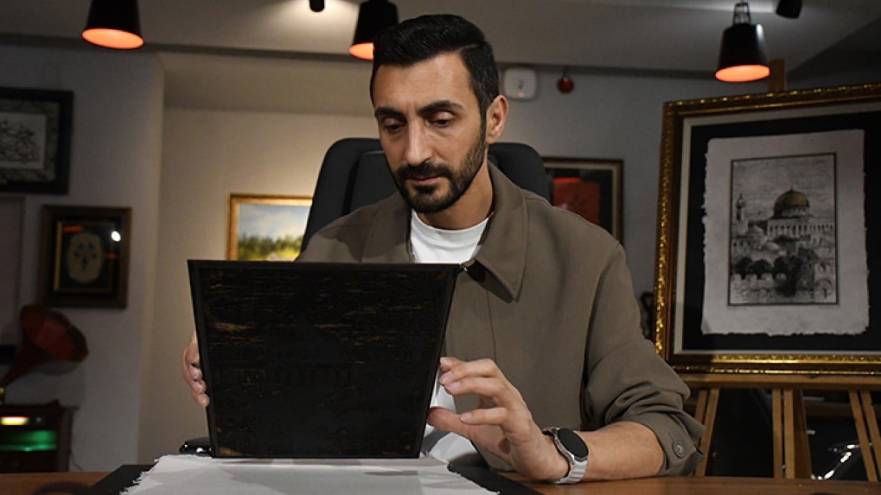 Foto - İbadete kapatılan Mescid-i Aksa'yı kağıda nakşediyor