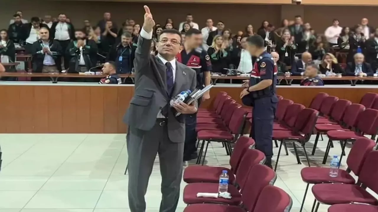 Foto - İBB yolsuzluk davasında yüzsüzlük duruşması! CHP’li militan avukatlardan mahkemede yumruklu zorbalık