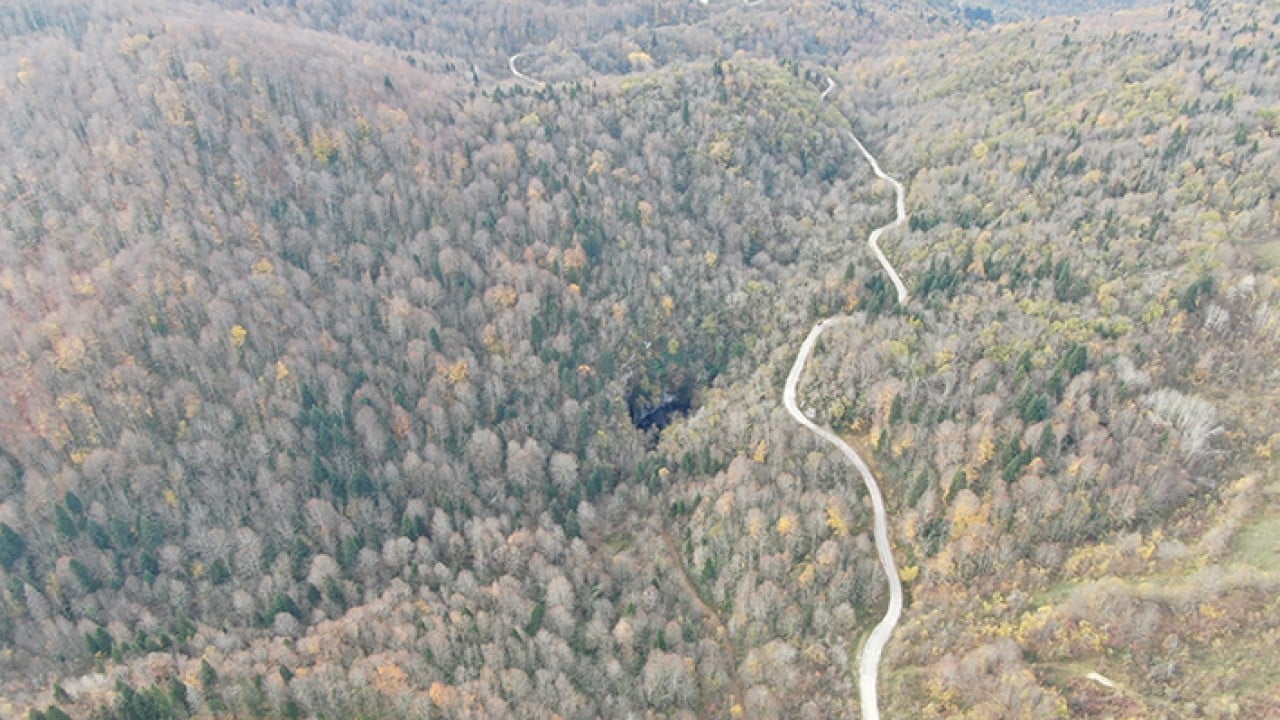Foto - İçinde şelale akan mağara görenleri büyülüyor