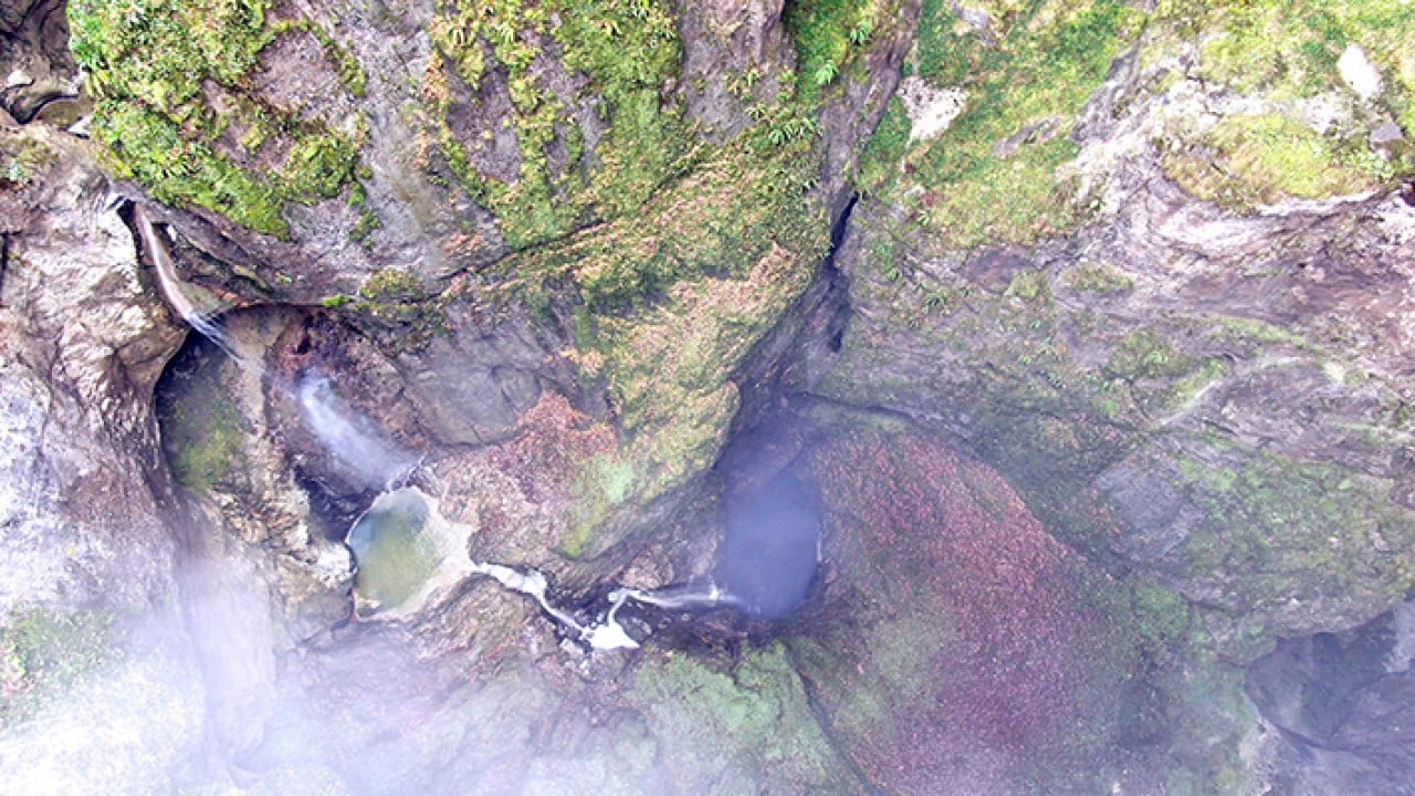 İçinde şelale akan mağara görenleri büyülüyor