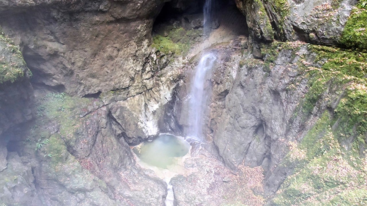 Foto - İçinde şelale akan mağara görenleri büyülüyor